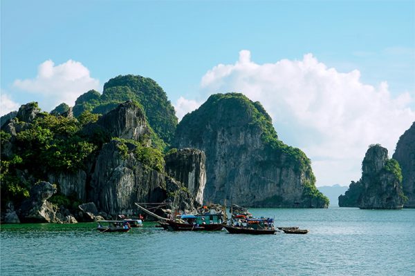 Pecheur dans la baie Halong